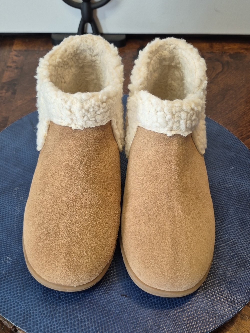 MINNETONKA "Lyndy Bootie" Womens Slip-on sz. 8M (#2099Sh)